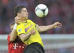 Lewandowski (dcha), pelea por el control del balón con Schweinsteiger./Soeren Stache (Efe)