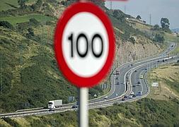 Señales de trafico instaladas para indicar la velocidad maxima en el tramo El Haya - Castro. / Archivo | Atlas