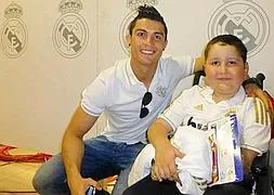 Cristiano Ronaldo y Nuhazet, el 13 de mayo en el Santiago Bernabéu. / SILVESTRE GUARDIA