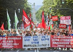 Pancarta de la cabeza de la manifestación en Bilbao. / Miguel Toña (Efe)