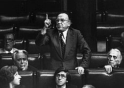 Fotografía de archivo, del 26 de julio de 1977, de Carrillo durante una intervención en el Congreso. / Efe