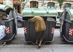 Un anciano busca comida en un contenedor de Bilbao. / Archivo