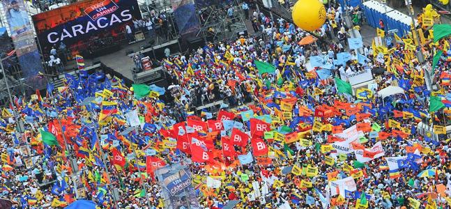 Multitudinaria concentración en Caracas en apoyo a Henrique Capriles. / Manaure Quintero (Efe) | Atlas