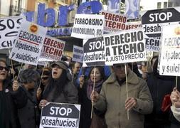 Una protesta por los desahucios ante la sede del PP en Madrid. / Fernando Alvarado (Efe)