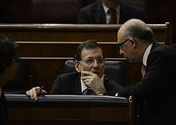 El presidente del Gobierno, Mariano Rajoy, y el ministro de Hacienda, Cristóbal Montoro. / Archivo