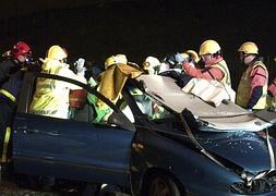 Bomberos y técnicos del SAMUR atienden a las víctimas de un accidente en Nochevieja. / Efe