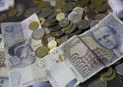 Billetes de diez mil pesetas junto a monedas./ Archivo