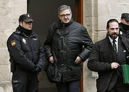 García Revenga (c) sale del juzgado con su abogado. / Efe | Vídeo: Atlas