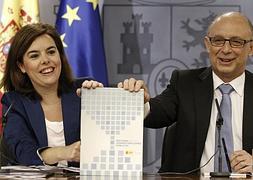 Soraya Sáenz de Santamaria y Critóbal Montoro tras el Consejo de Ministros. / Foto: Efe | Vídeo: Atlas