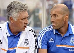 Ancelotti (i), junto a Zidane./ Afp