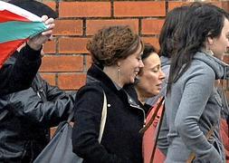 Inés del Río (tercera a la derecha, con gesto serio) a la salida de la cárcel. / Efe | Vídeo: Atlas