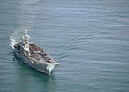 El portaaviones 'Príncipe de Asturias' navega por las aguas de la bahía de Cádiz. / Efe | Vídeo: Atlas