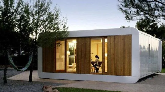 Una joven en una vivienda modular. 