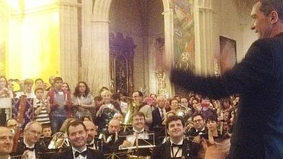 Antonio Banderas se dirige a los músicos de la Banda Sinfónica de Albacete. 