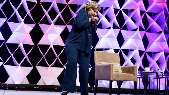 La ex primera dama esquiva un zapato que le lanzó un mujer durante una conferencia en un hotel de Las Vegas, el pasado 10 de abril. 