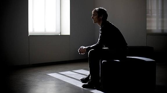 Philip Ball, pensativo durante la entrevista 