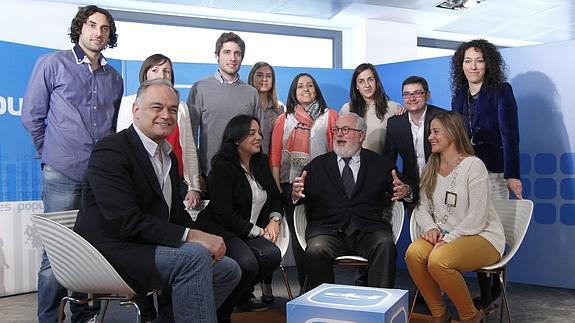 Arias Cañete y Pons, con las NN GG del PP.