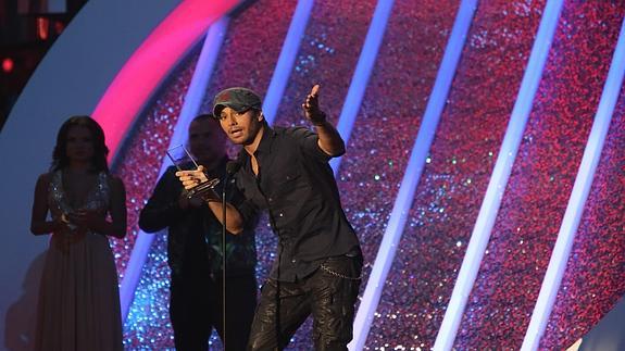 Enrique Iglesias, con su premio.