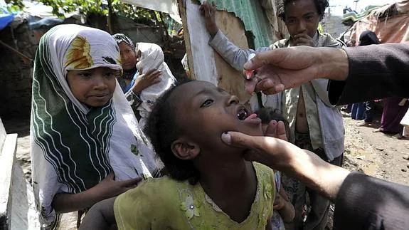 Una niña recibe la vacuna oral de la polio durante una campaña en Yemen. 