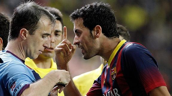 Busquets (d) protesta al árbitro en Villarreal. 