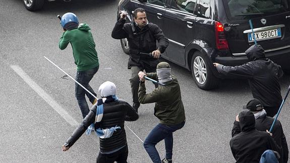 Aficionados del Nápoles se enfrentan con policías. 