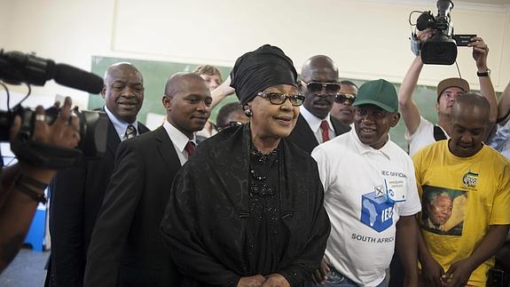 Winnie Madikizela-Mandela, exesposa de Nelson Mandela, se dispone a votar. 