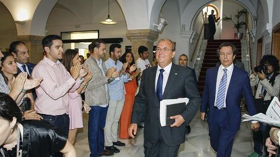 El presidente extremeño, José Antonio Monago, ha sido recibido con aplausos a su entrada en el Parlamento