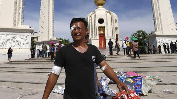 Un manifestante antigubernamental, camina por el lugar donde ha resultado herido. 