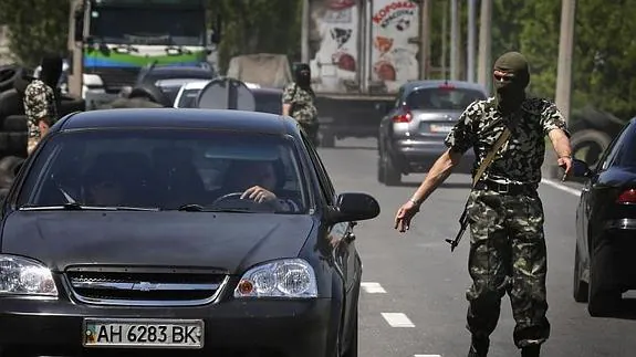 Soldados de la República Popular de Donetsk vigilan un punto de control en Donetsk. 