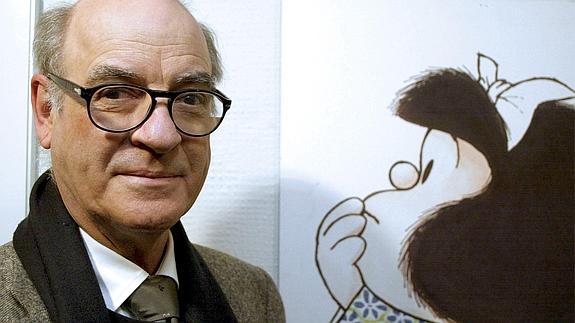 'Quino', junto a su más famosa creación, Mafalda.