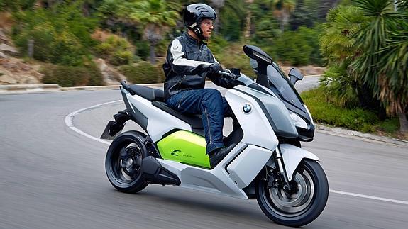 El nuevo BMW C evolution combina el placer de conducir y excelentes cualidades dinámicas con las ventajas de un vehículo que produce cero emisiones.