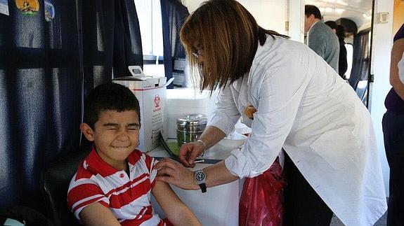 Una doctora vacuna a un niño. 