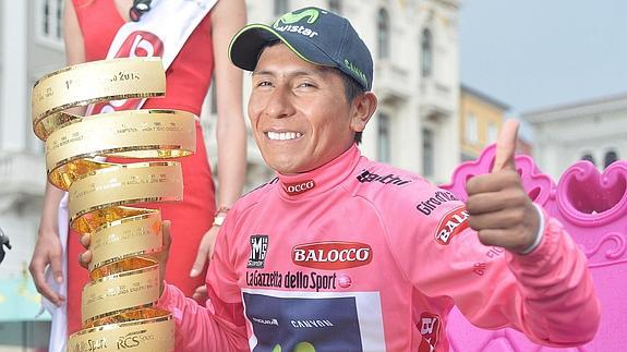 Nairo Quintana posa con su título.