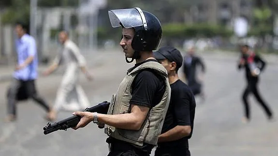 Policías en las calles de El Cairo. 