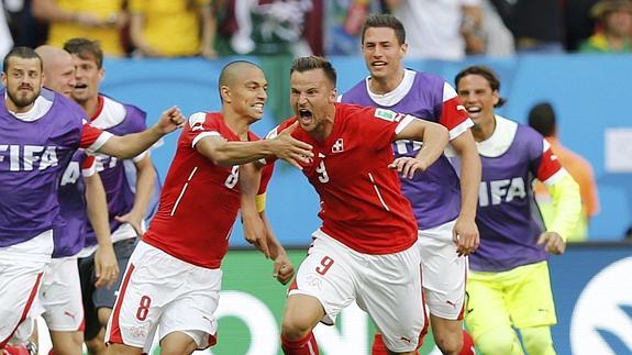 seferovic celebra el tanto del triunfo. 