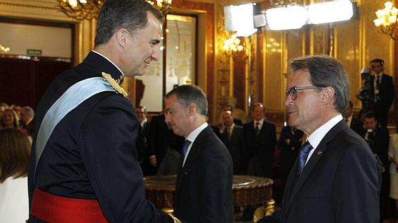 Felipe VI saluda a Artur Mas. 