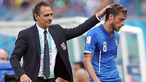 Prandelli (i) consuela a Marchisio. 
