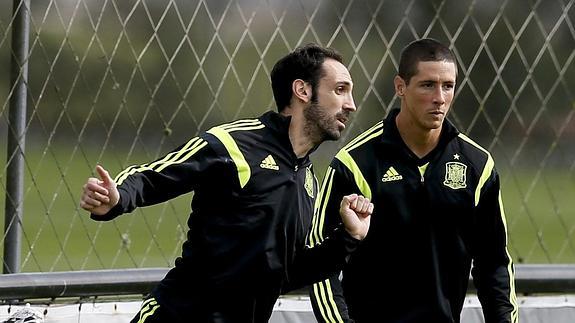 Juanfran, junto a Torres en un entrenamiento. 