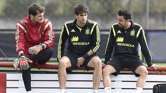 Xavi habla con Casillas y Javi Martínez. 