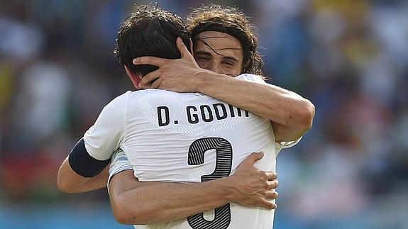 Godín y Cavani se abrazan tras el gol del central del Atlético de Madrid. 
