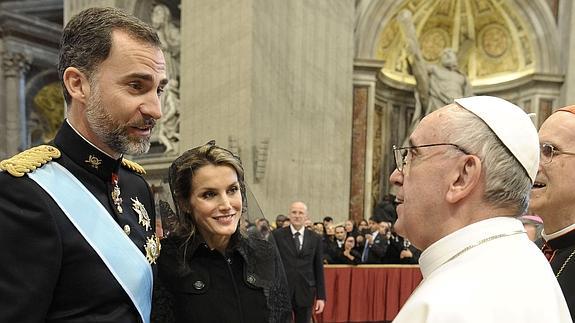 El Papa Francisco saluda a los entonces Príncipes de Asturias durante la misa con la que abrió su pontificado el pasado mes de marzo.