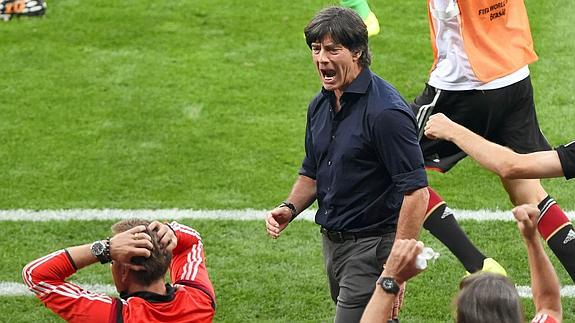 Joachim Löw celebra uno de los goles. 