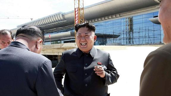 El líder norcoreano Kim Jong-un visitando ayer la construcción de una terminal del aeropuerto internacional de Pyongyang. 