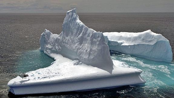 Un iceberg flota arrastrado por la corriente por las aguas de Dunedin (Nueva Zelanda)