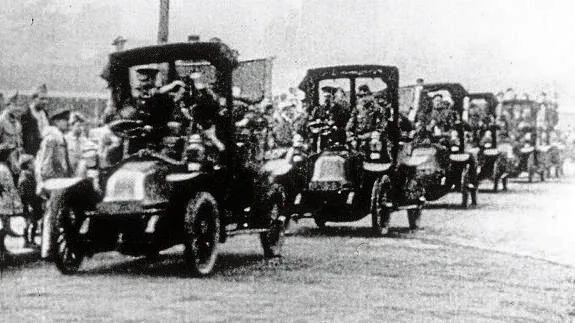 Soldados franceses, a bordo de taxis, camino al frente 