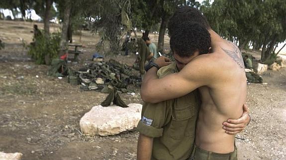 Soldados israelíes se abrazan tras retirarse de la Franja de Gaza 