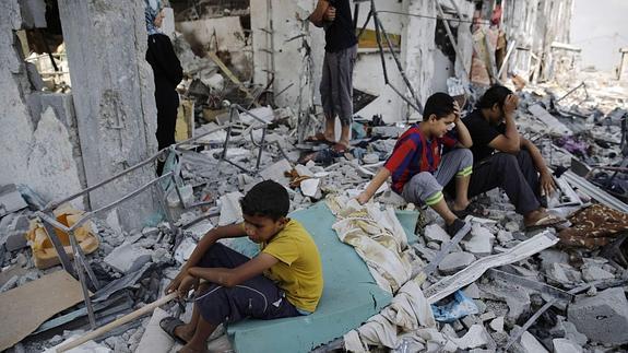 Niños palestinos sobre los escombros de su casa en Beit Hanoun.
