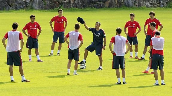 Valverde da instrucciones a sus jugadores. 