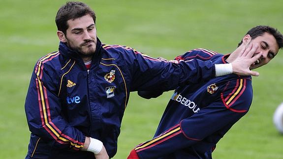 Casillas (i) y Arbeloa, en un entrenamiento con la selección española. 