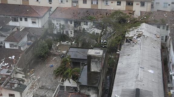 Vista del lugar en el que una aeronave se estrelló en el área residencial Na Rua Vahia de Abreu, en Santos
